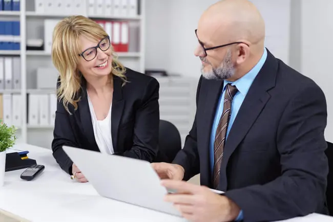 deux collaborateurs en entreprise